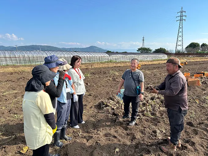 里芋生産者にお話を伺う様子の画像