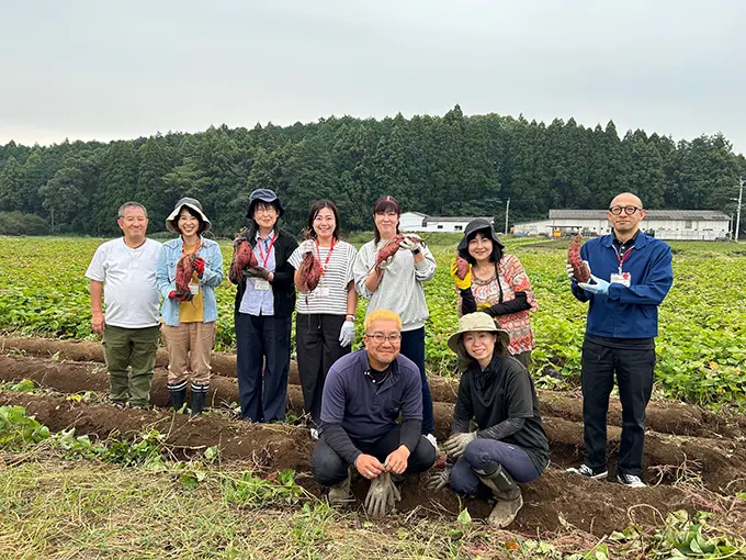 さつまいもの圃場も見学した様子の画像