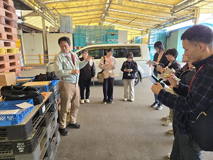 美吉野農園 水本さんの説明を受ける画像